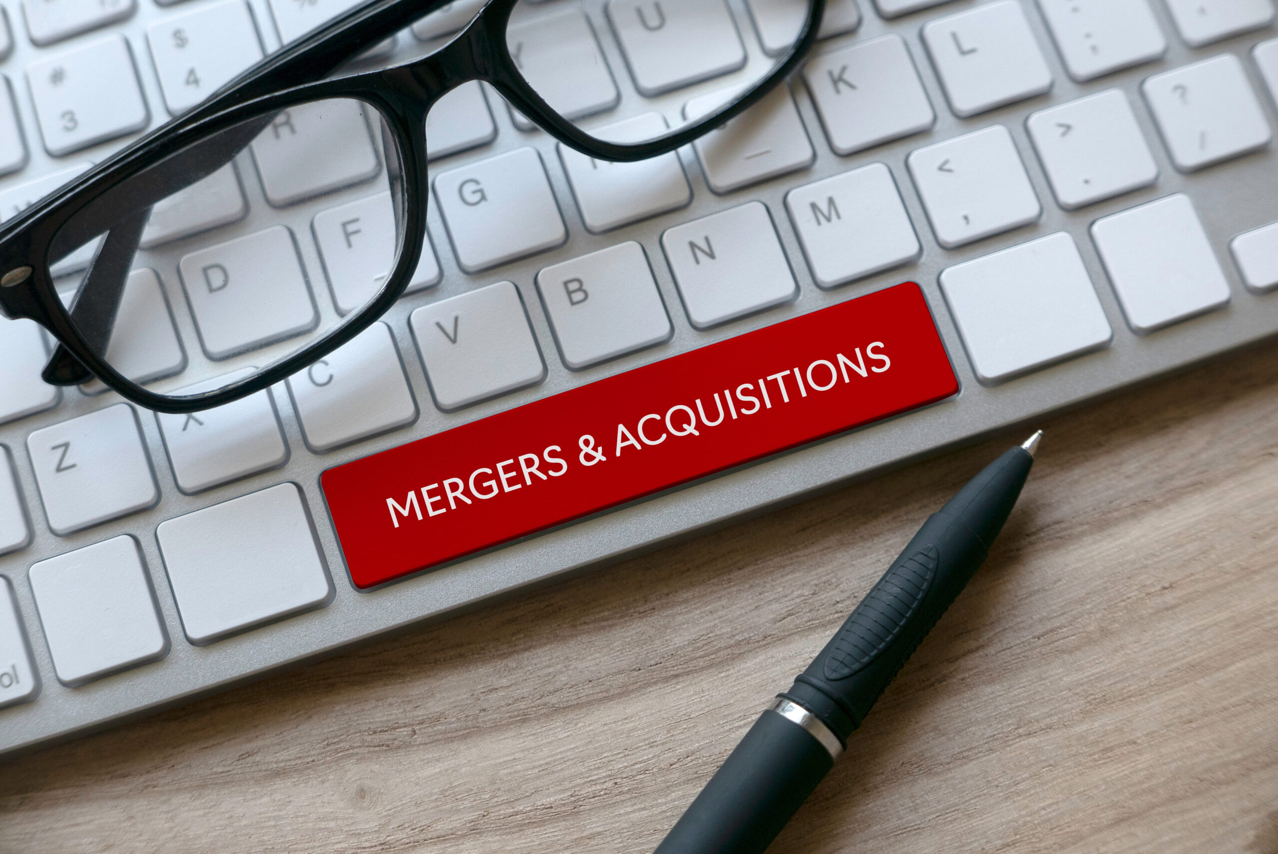 Las fusiones y adquisiciones, conocidas por su sigla en inglés M&A (de mergers and acquisitions)